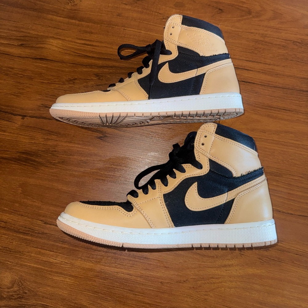 Air Jordan 1 "Heirloom" sneakers size 8M/9.5W